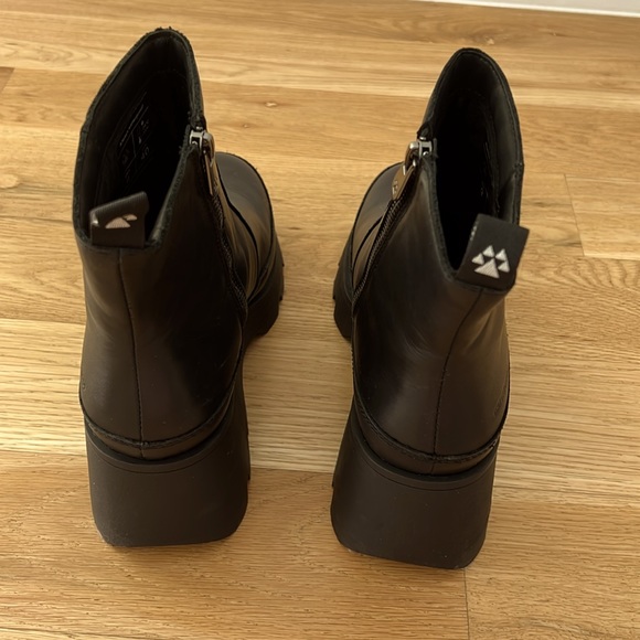 Women’s Cougar Villa Lug platform leather booties. Black. Size 9. Worn once! - Picture 5 of 11